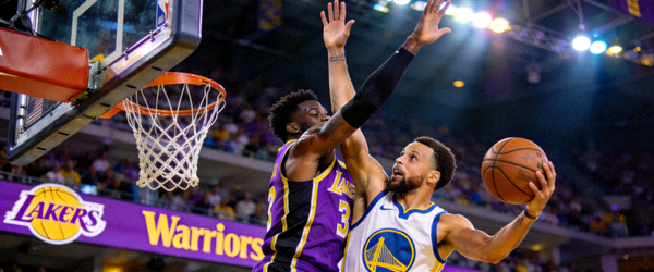 NBA常规赛精彩瞬间：洛杉矶湖人队与金州勇士队球员篮下对抗