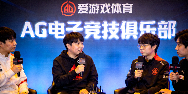 电竞战队成员接受采访，背后是爱游戏体育官方背景板
